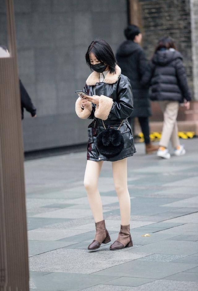 路人街拍,辣妈穿了一件红色的打底衫,看起来很美