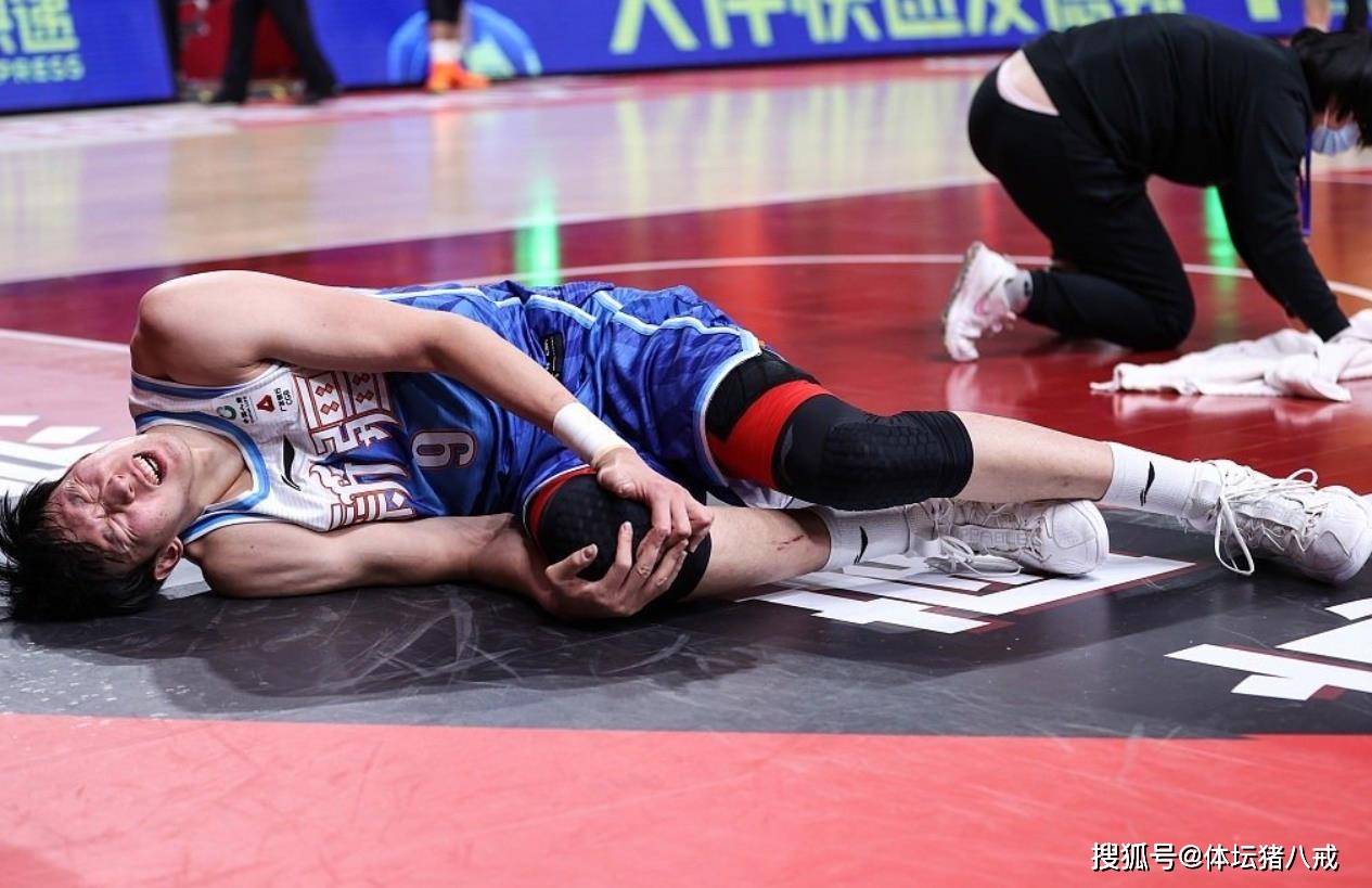 同曦队员孙思尧在和周琦卡位抢篮板的过程中不慎倒地压到了周琦的小腿