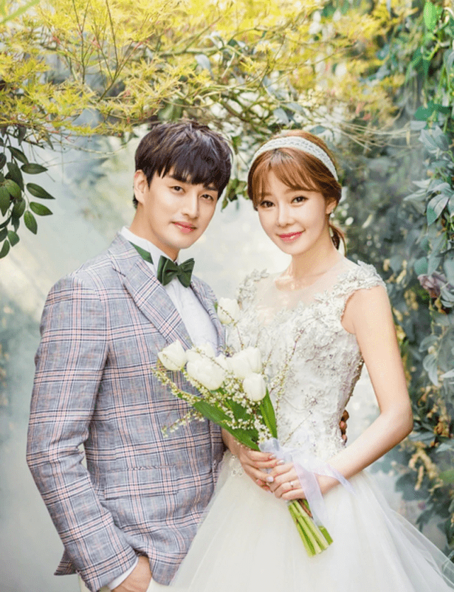 外界不得而知,然而和另外一对离婚的韩国明星具惠善安宰贤不同的是