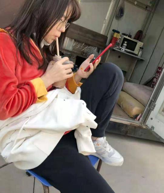 比宅男更爷们儿?沫子放出上下班反差照,豪放程度让粉丝懵了