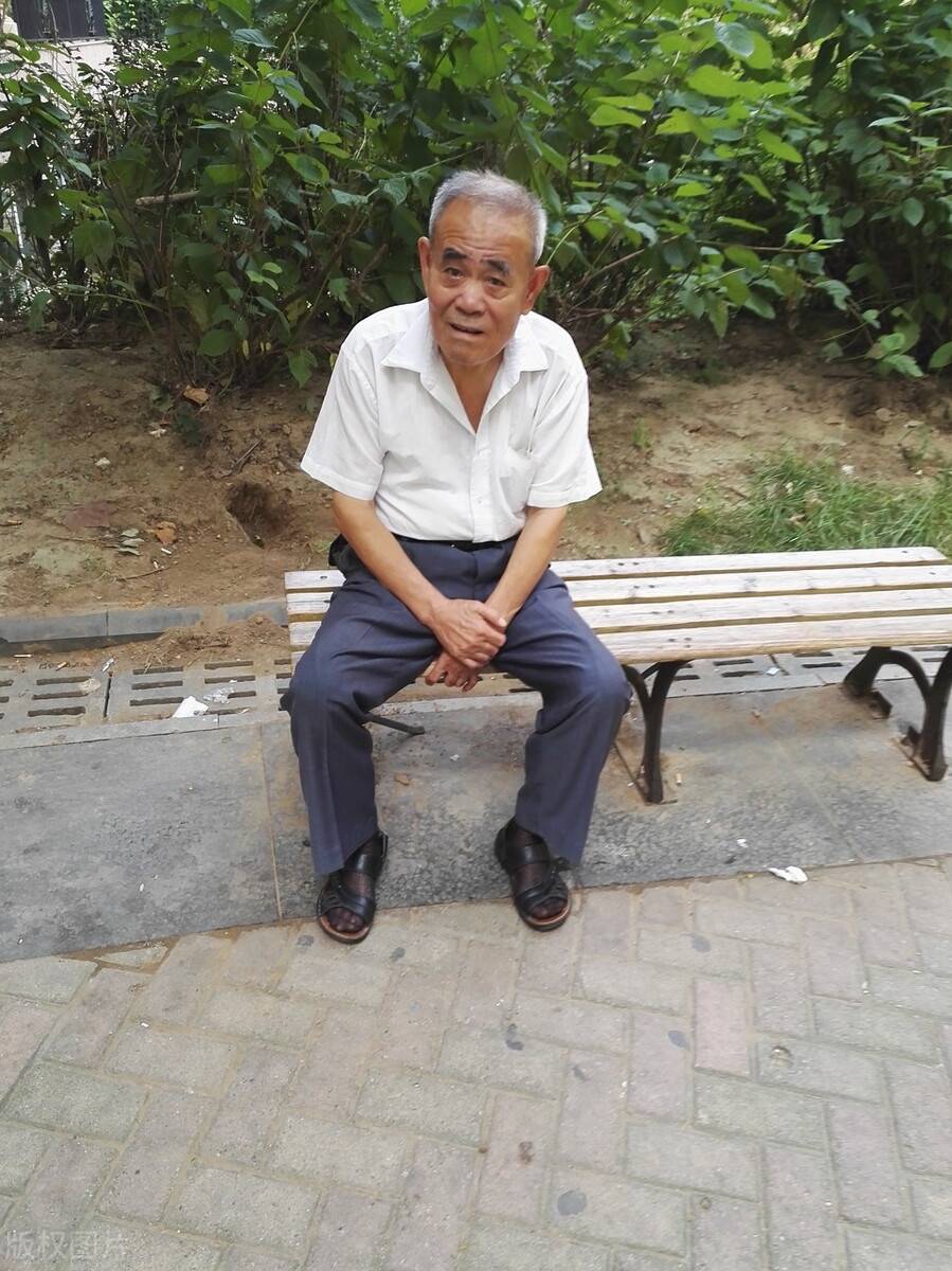 原创当老人不霸座不碰瓷不跳广场舞,偏偏爱上骑摩托车:令人悲伤的事