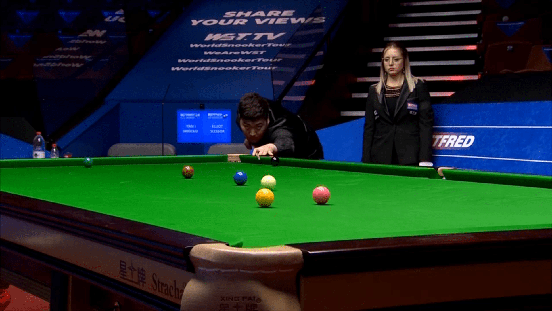 新科冠军颜丙涛曾一杆进球吓得杯子摔碎了女裁判波娃惊呆