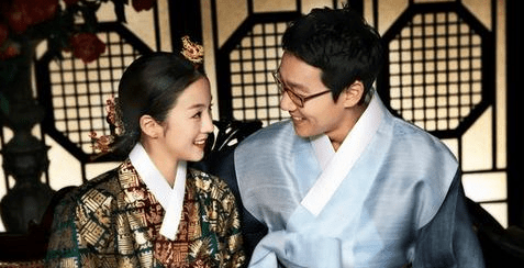 双胞胎妈妈文正媛再陷非议 网友曝其买玩具不给钱 与李辉才差8岁