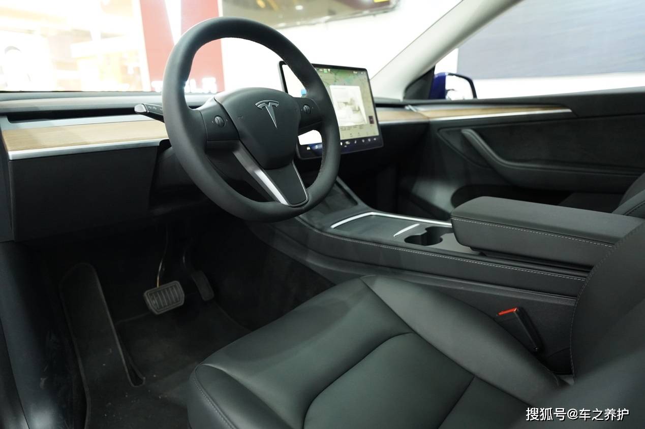 内饰上,特斯拉model y的内饰也是采用了极简的设计风格,我想对于这种