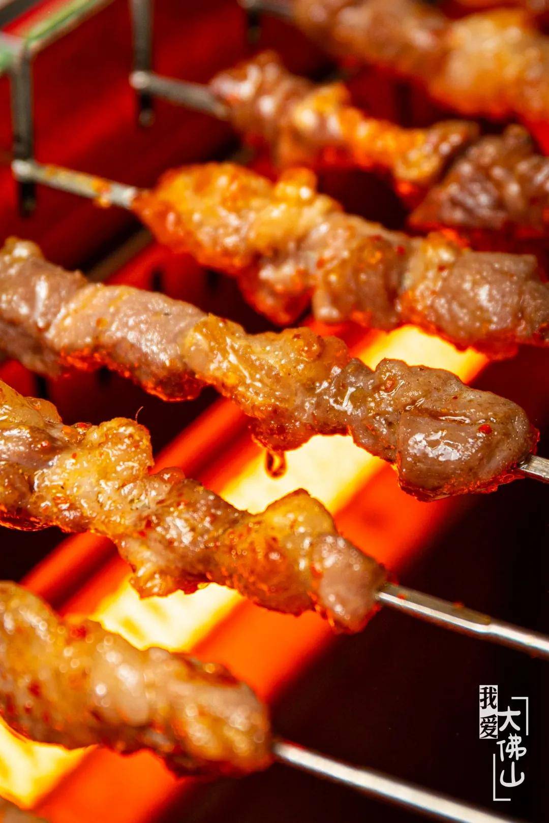 放在烤炉上与高温热情"碰撞"5分钟,羊油在肉缝间爆出,焦香四溢,肉质