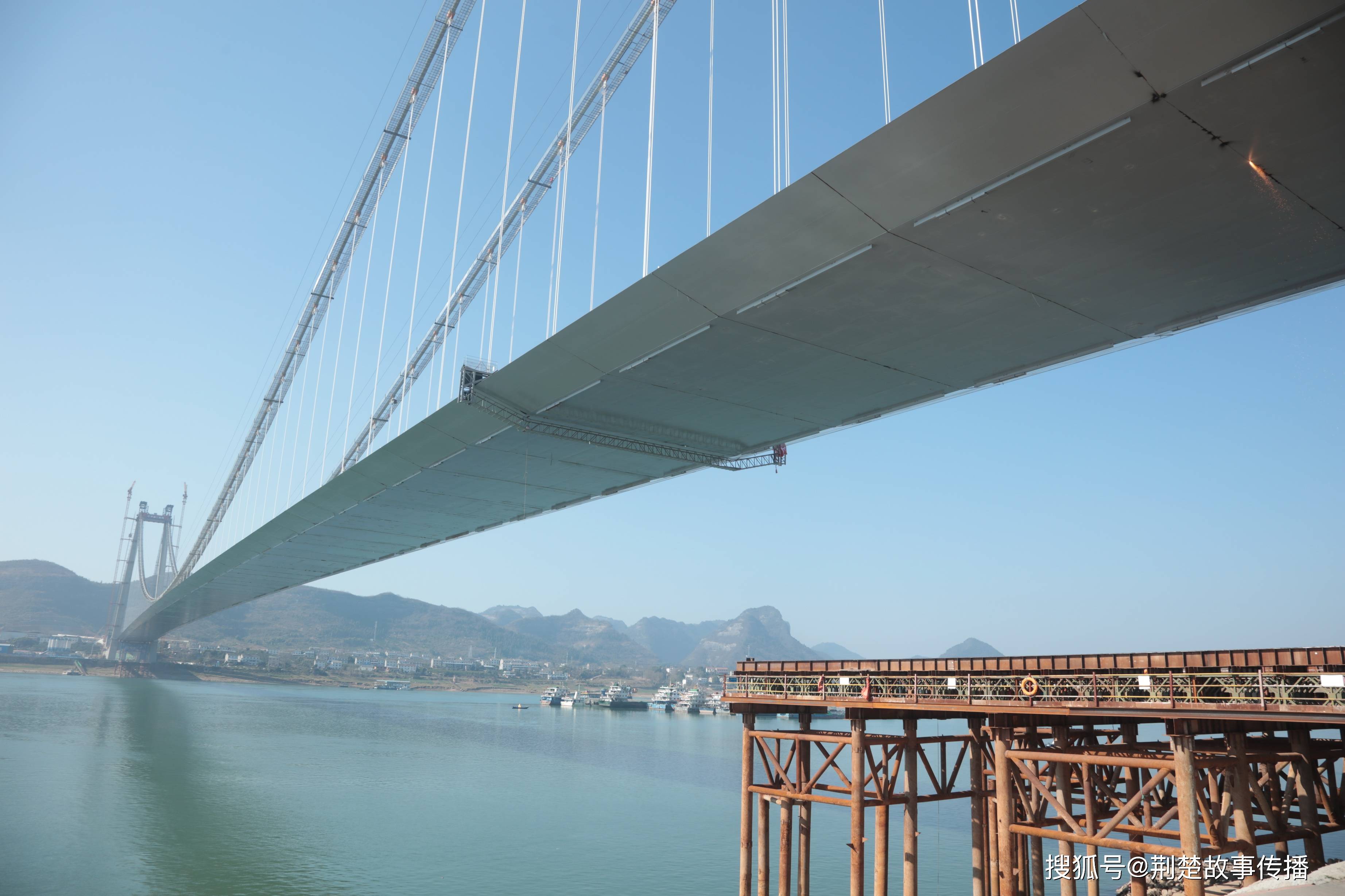 湖北宜昌:伍家岗长江大桥桥面箱梁合龙