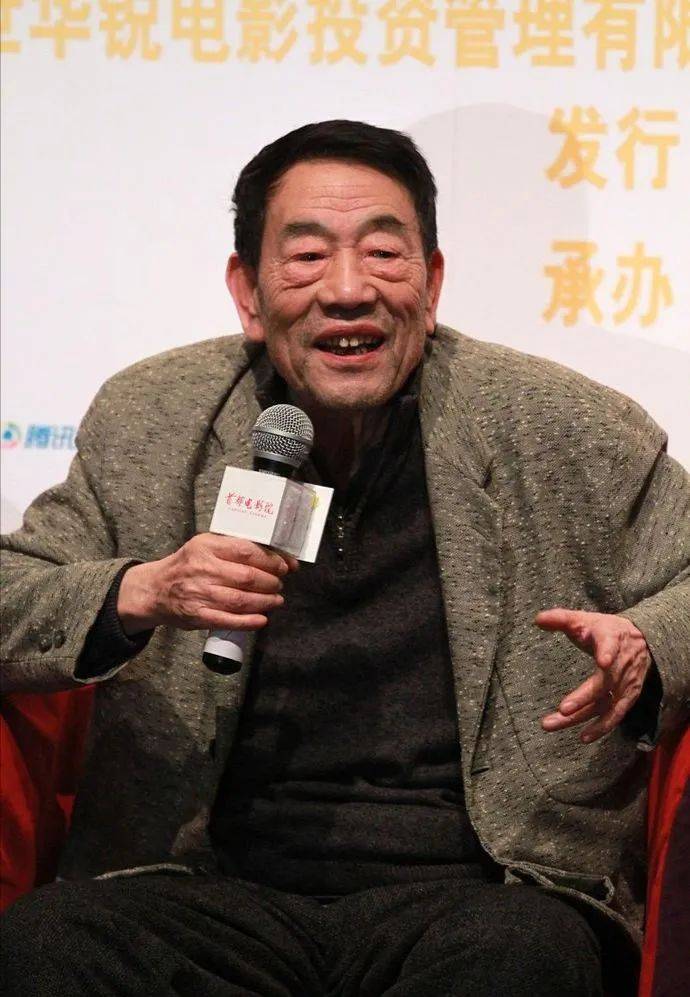 原创杨少华晚年生活惬意,88岁仍忙着给自家店做宣传,消瘦明显