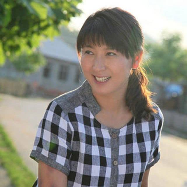 原创她是赵本山的徒弟,不顾反对嫁富豪当后妈,今48岁家庭幸福美满