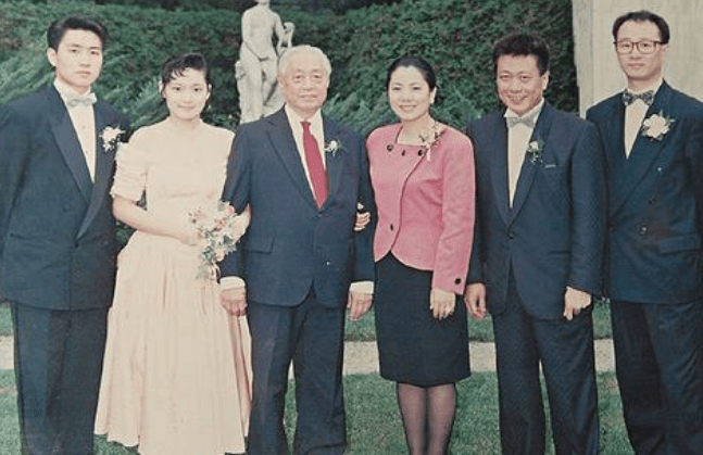 何鸿燊怎么起家 4124377b7acd45c4aeb14cd9a6861cc6.png