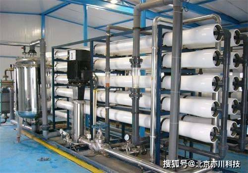 纯净水设备利用反渗透原理，去除水中任何悬浮物、可溶性盐类以及有机和无机化学污染物行业。分为一级反渗透和二级反渗透设备。原水（自来水、地经过预处理系统、精密过滤器，通过高压泵将原水送至反渗透装置直接产出产品水成为单级反渗透。双级反渗透是在单级反渗透的产出中，再由二级高压泵加压送到二级反渗透系统，生产出产品水。反渗透过程是以一高压泵连续加压于盐水输送至装置内，装置包含一压力容器和薄膜元件，进水在此被分