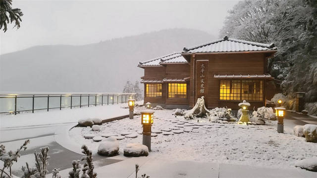 宜蘭太平山文史館大雪紛飛之際,石燈亮起,靜謐氛圍讓人心緒平靜.