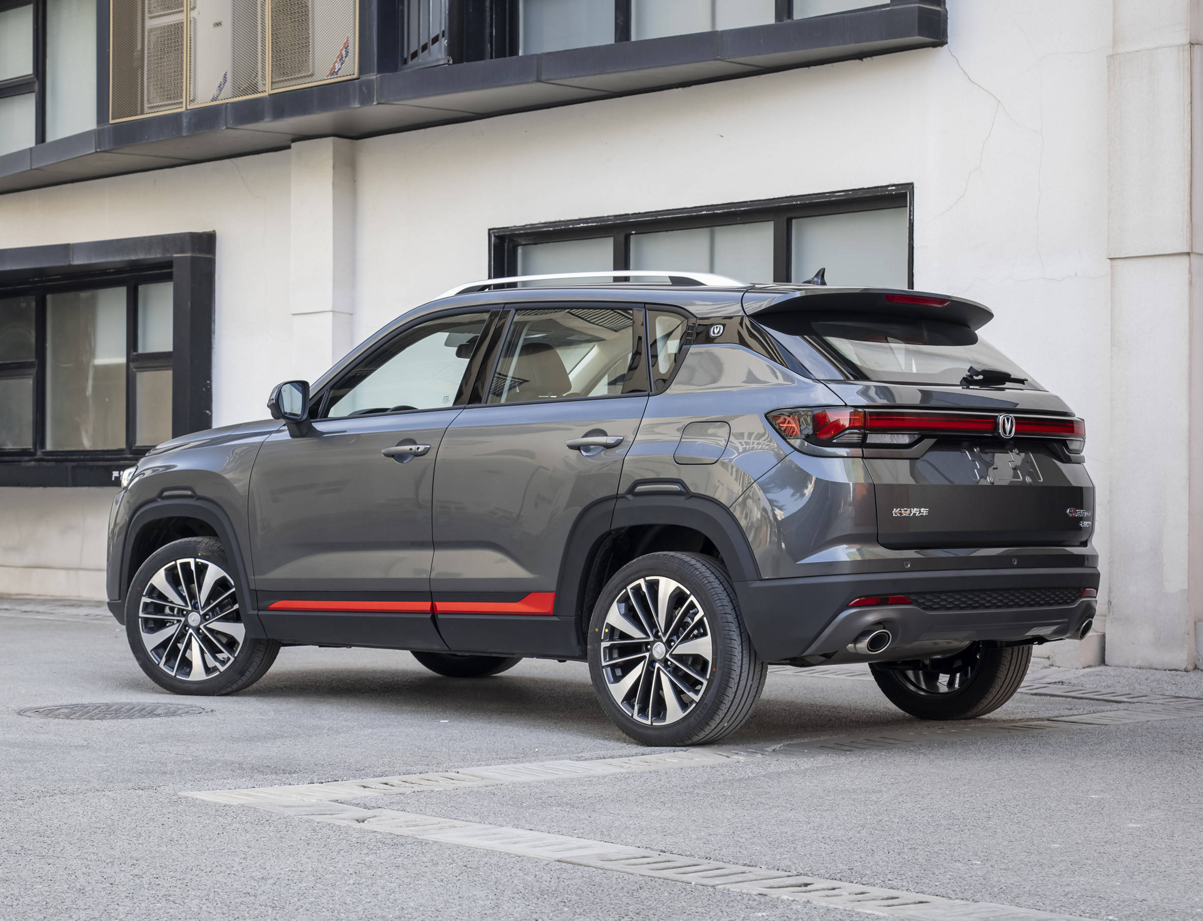 新款长安cs35plus正式首发采用全新的前脸设计