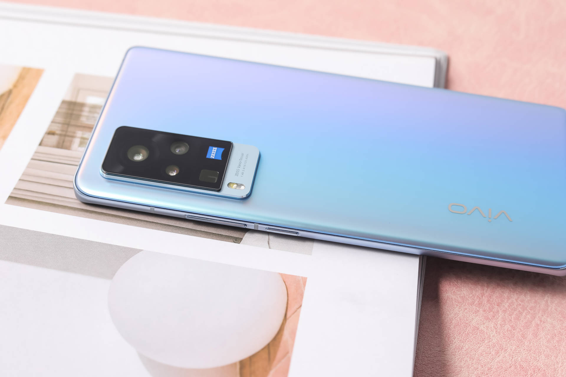 当我第一次看到华彩配色的vivo x60 pro时,就被其精湛的外观设计所