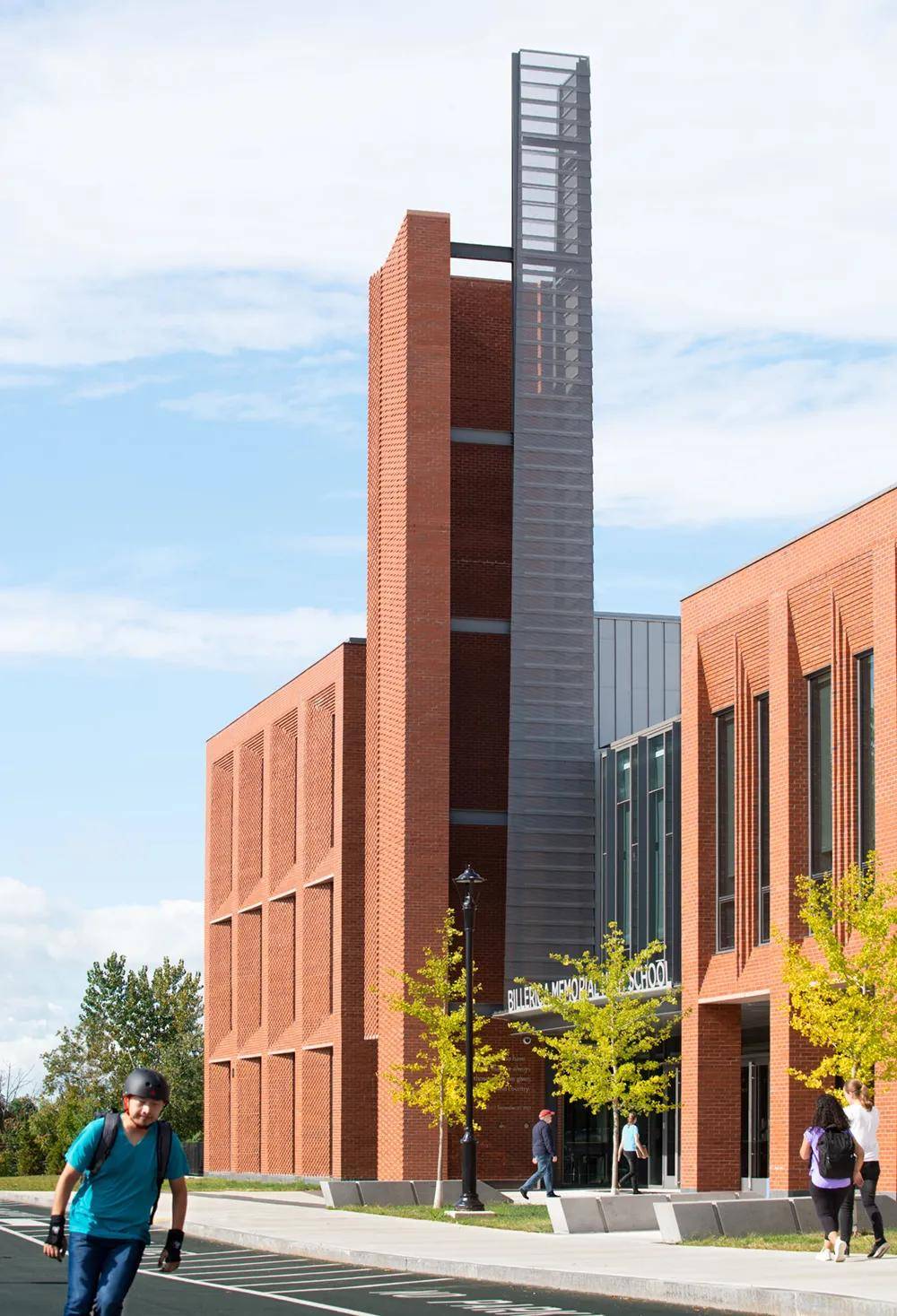 校园周围的新古典主义建筑与19世纪后期的工业文脉,为设计带来了启发