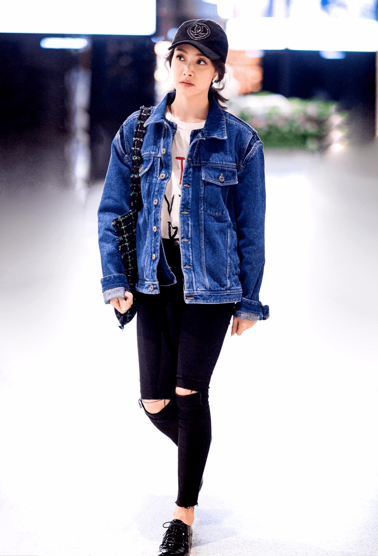 原创贾静雯不愧是冻龄女神穿牛仔外套内搭灰色卫衣减龄洋气