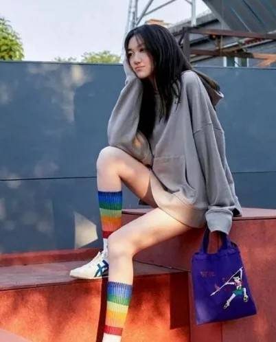 王菲14岁女儿李嫣近照曝光，浓妆艳抹露香肩，成熟打扮引争议（图）