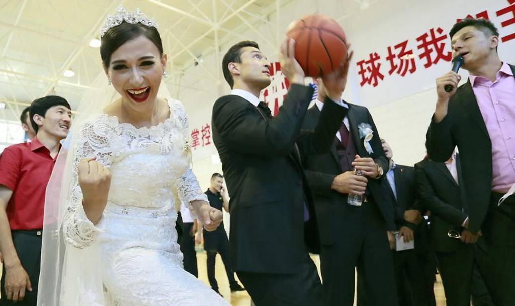 离开新疆男篮很正确!从球队老将成为核心,妻子有异域风情