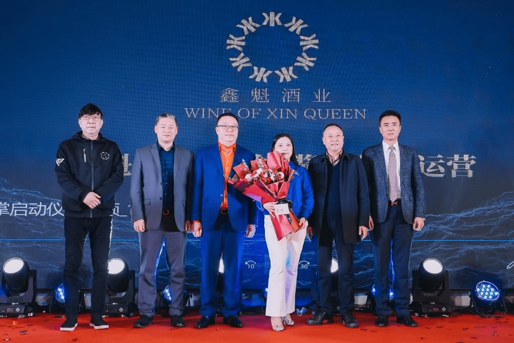 茅台镇君丰 酒业董事长佘小兵先生,茅台镇君丰酒业副董事长佘兴宇先