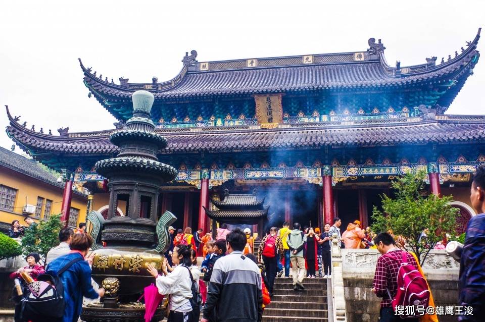 舟山颇负盛名的寺庙，香火鼎盛、游客络绎不绝，已有近1000年历史