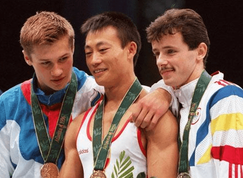 他曾是李宁师弟 爱上洋妞被开除 放弃国籍入瑞士 7年后成冠军 李东华