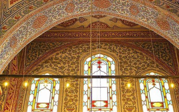 世界上最美的清真寺，用黄金宝石装饰，鸵鸟蛋用来防蜘蛛网！