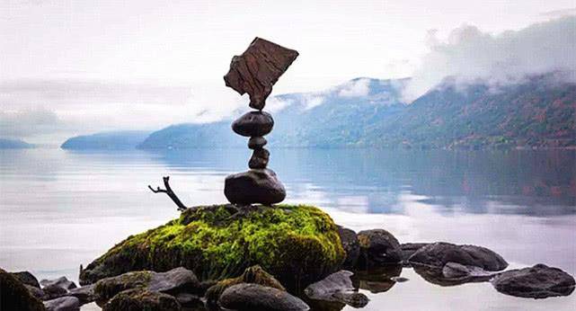 世界上“最神奇”三块石头，英国挪威各有一块，中国黄山也有一块