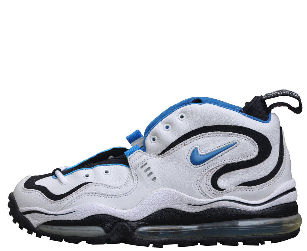 在广告中,杰罗姆穿着total air bus在山里进行冲刺跑训练,并且从山顶