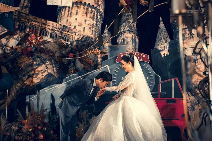 国王十字车站前,那年哈利十二岁,十岁的金妮是他在魔法世界遇见的第一