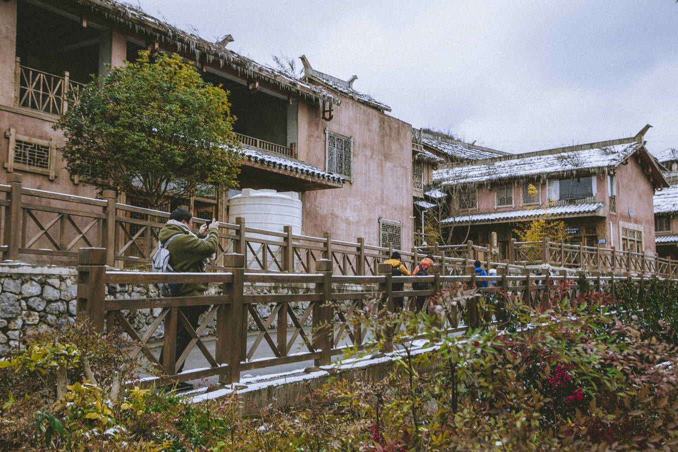 贵州的山区里隐藏着民族特色建筑群，彝族风情海坪文化小镇