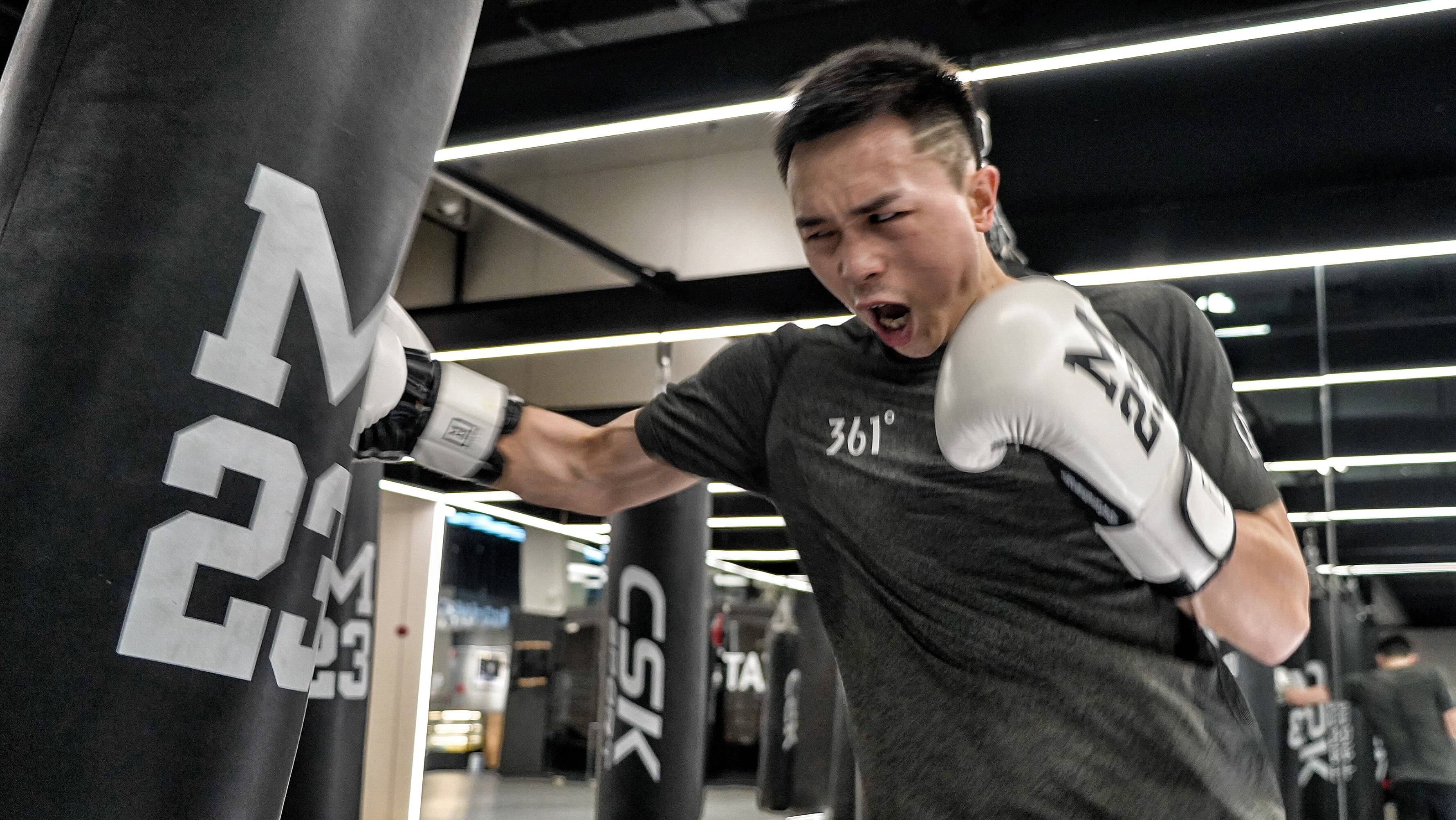 徐灿临阵脱逃中国拳王霸气回应沃灵顿你的下巴留给我