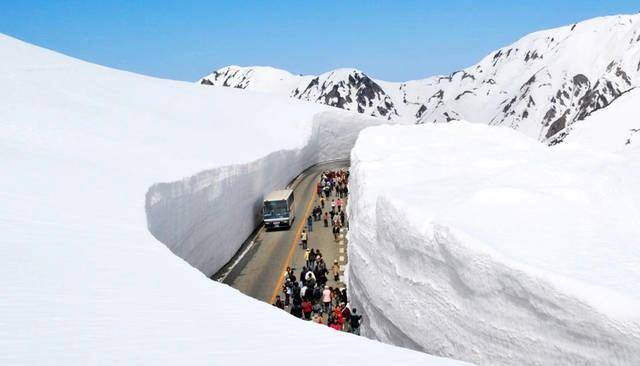 全球降雪量最多的地方：公路上的积雪达20米厚，每年吸引无数游客