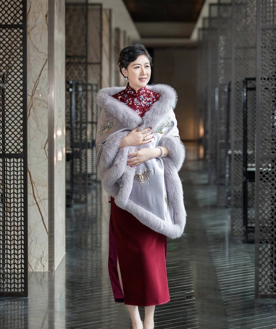 女人上了年纪别挨冻,儿女婚礼这样穿时髦保暖,变身"贵妇妈妈"