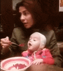 图片[1]-GIF搞笑段子：媳妇，碗里那么多，你就分一点给孩子一起吃嘛！-妖次元