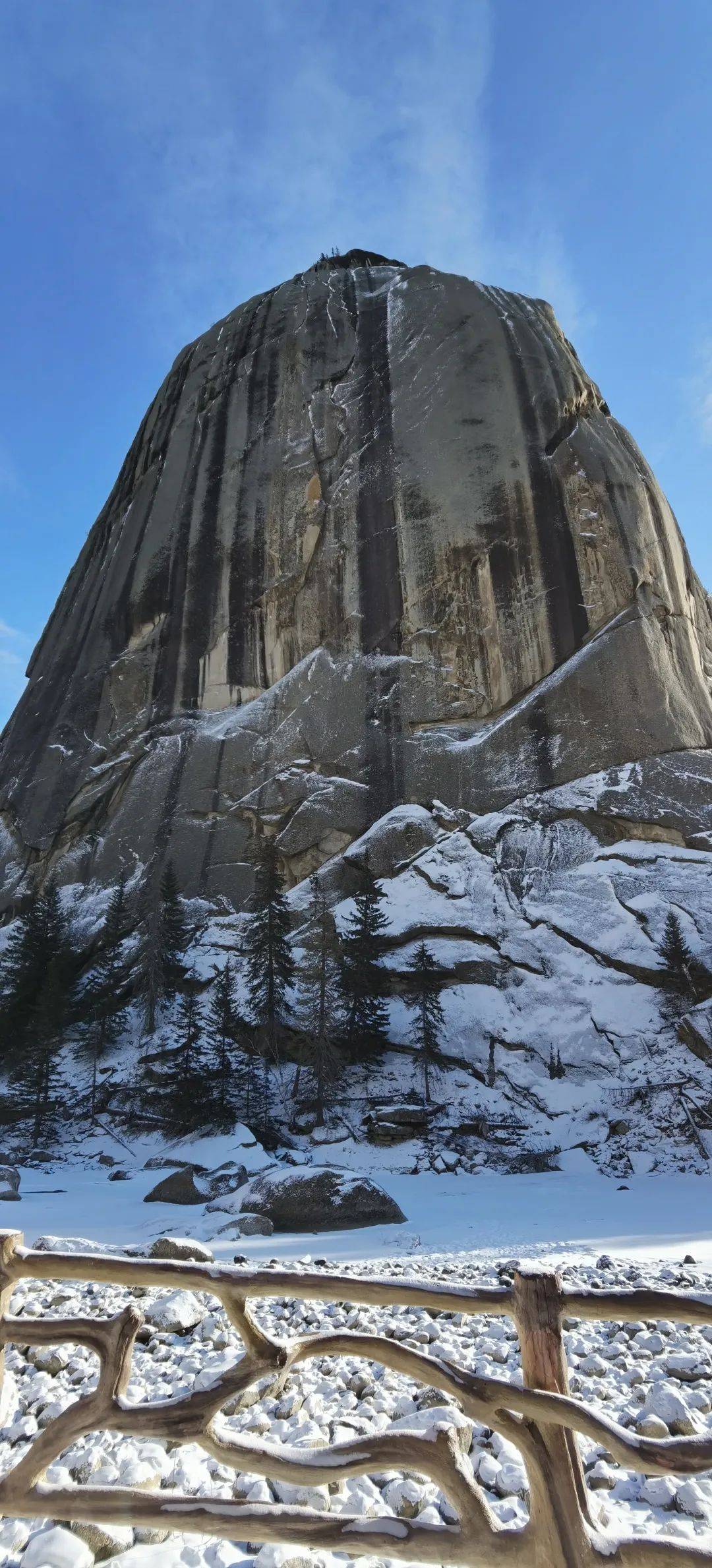 【打卡阿勒泰】你有一场旅行丨可可托海神钟山,巍峨骨,立千年