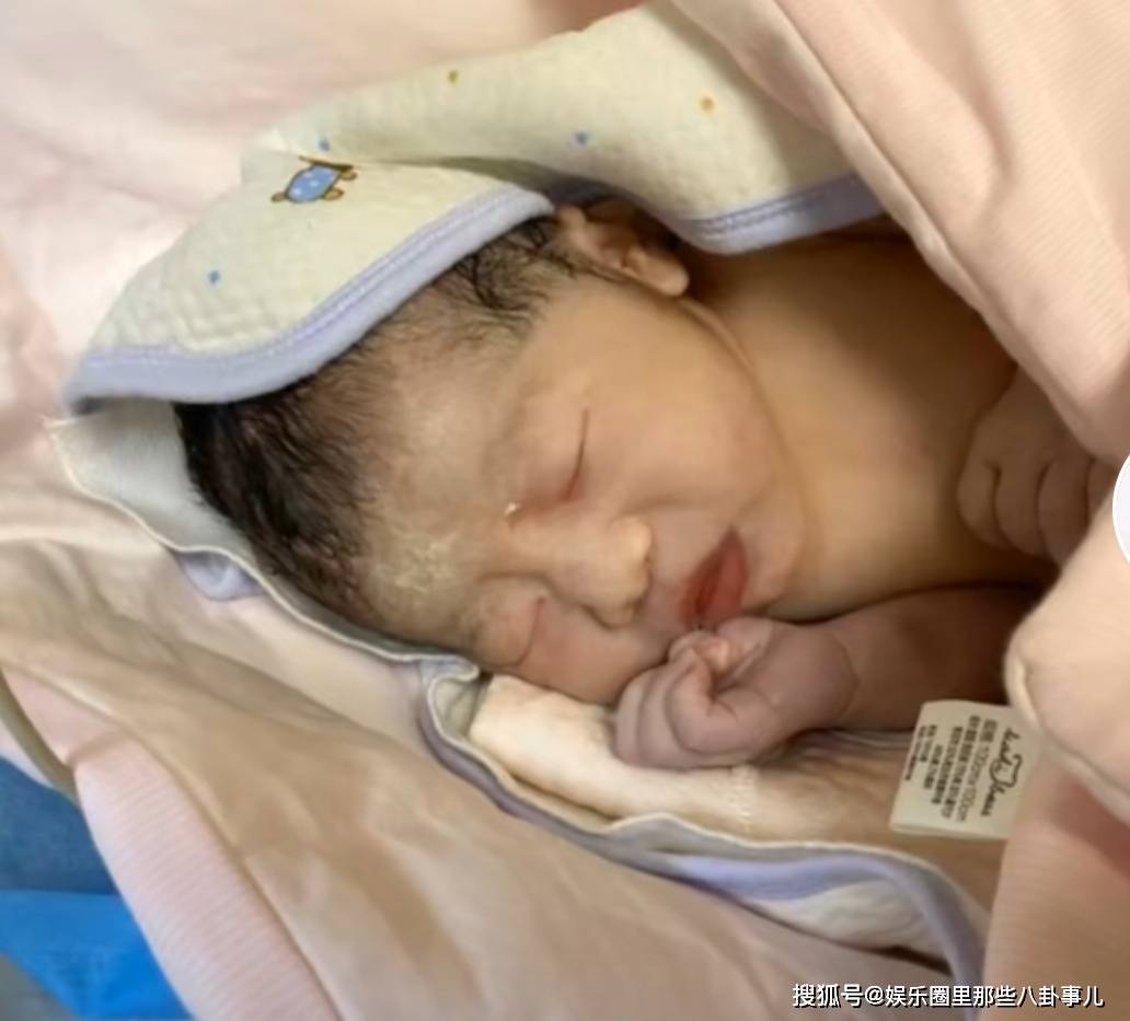 原创谢永强小12岁娇妻产女女儿正脸首曝光怀孕时太瘦老公帮洗脚