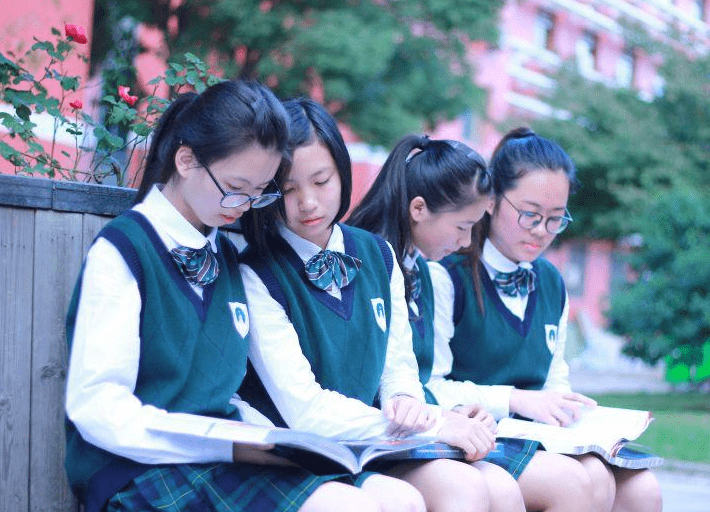 为啥贵族学校的校服是裙子,普通学校却是裤子,学生给出标准答案