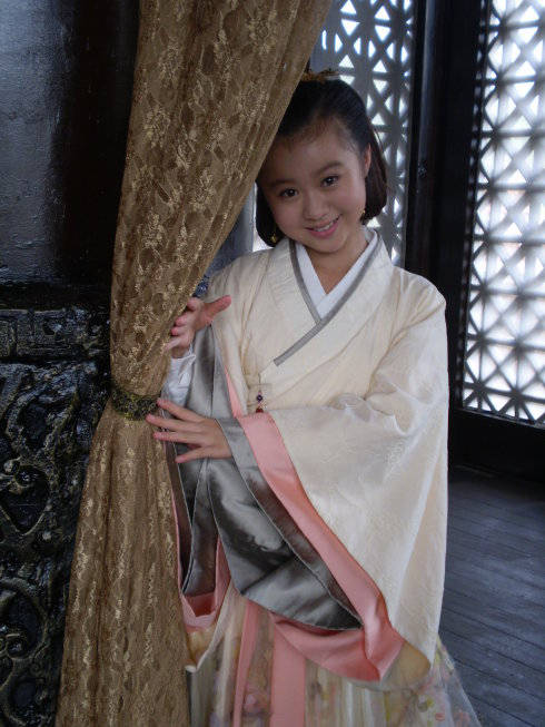 戏里饰演优雅恬淡小皇后的她,生活中充满希望和好奇