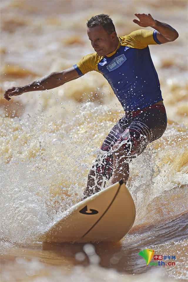没有海也要浪巴西冲浪者洪水中激流勇进