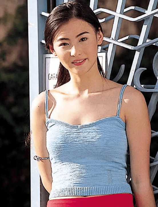 张柏芝神颜名不虚传,115斤四肢仍纤细,上围更丰满很有韵味