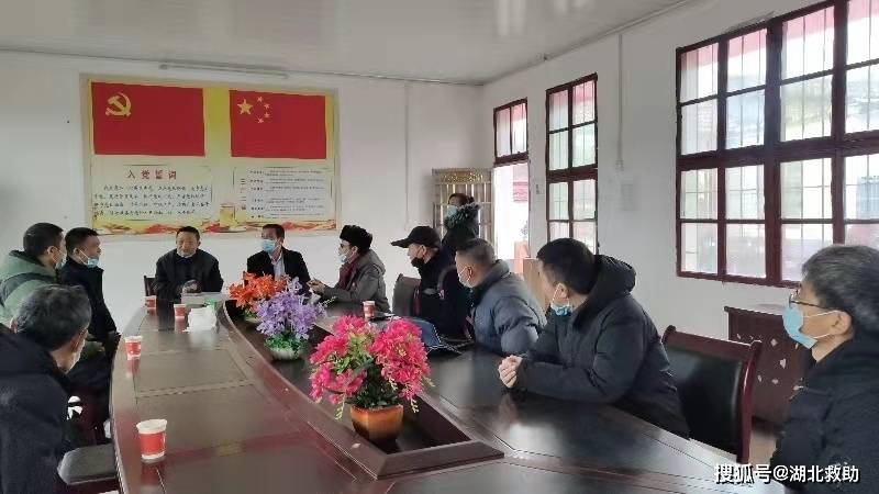 武汉王建东吴晓云许秋良进大别山蕲春胡凉亭村为特困群众和留守儿童送