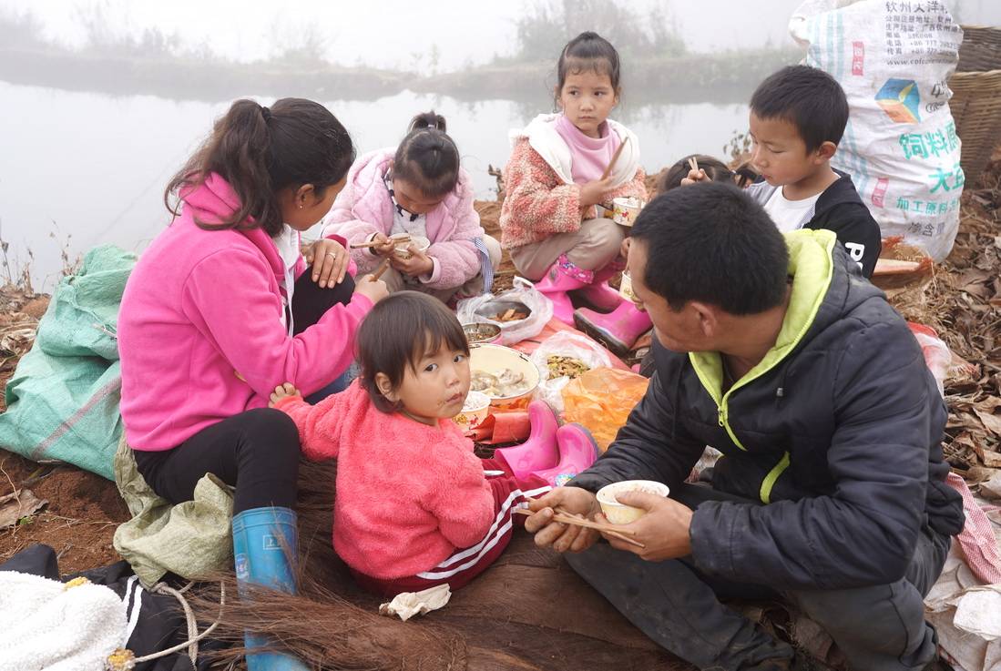 云南游遇勤劳温馨一家人：爷爷47岁有三个儿，最小儿生了五个娃