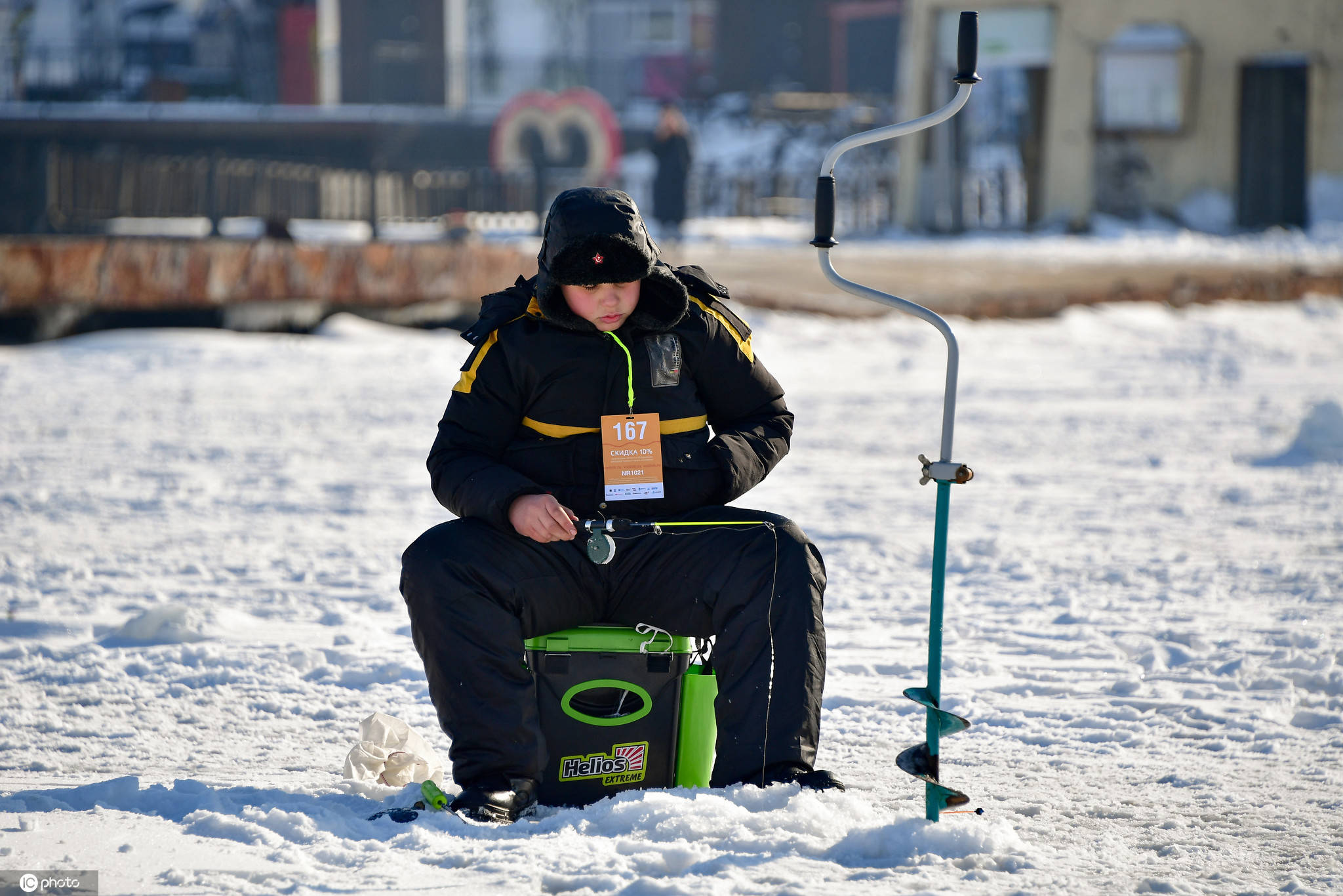 俄罗斯举行冰上钓鱼节 享受垂钓乐趣