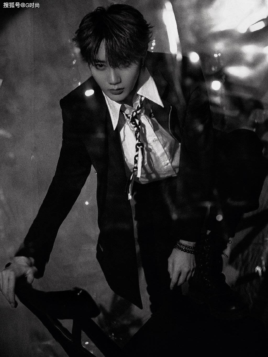 刘也完美诠释黑白两套造型,冷冽眼神酷帅十足-搜狐大视野-搜狐新闻