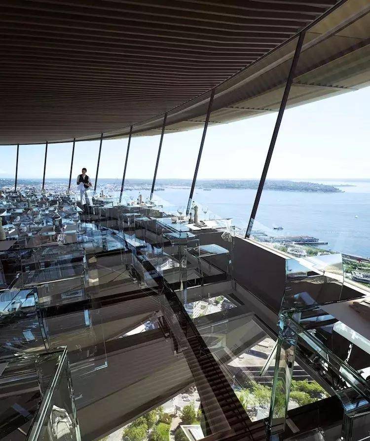 西雅图旅游，就应该坐在太空针塔184米高处的玻璃餐厅吃一顿饭