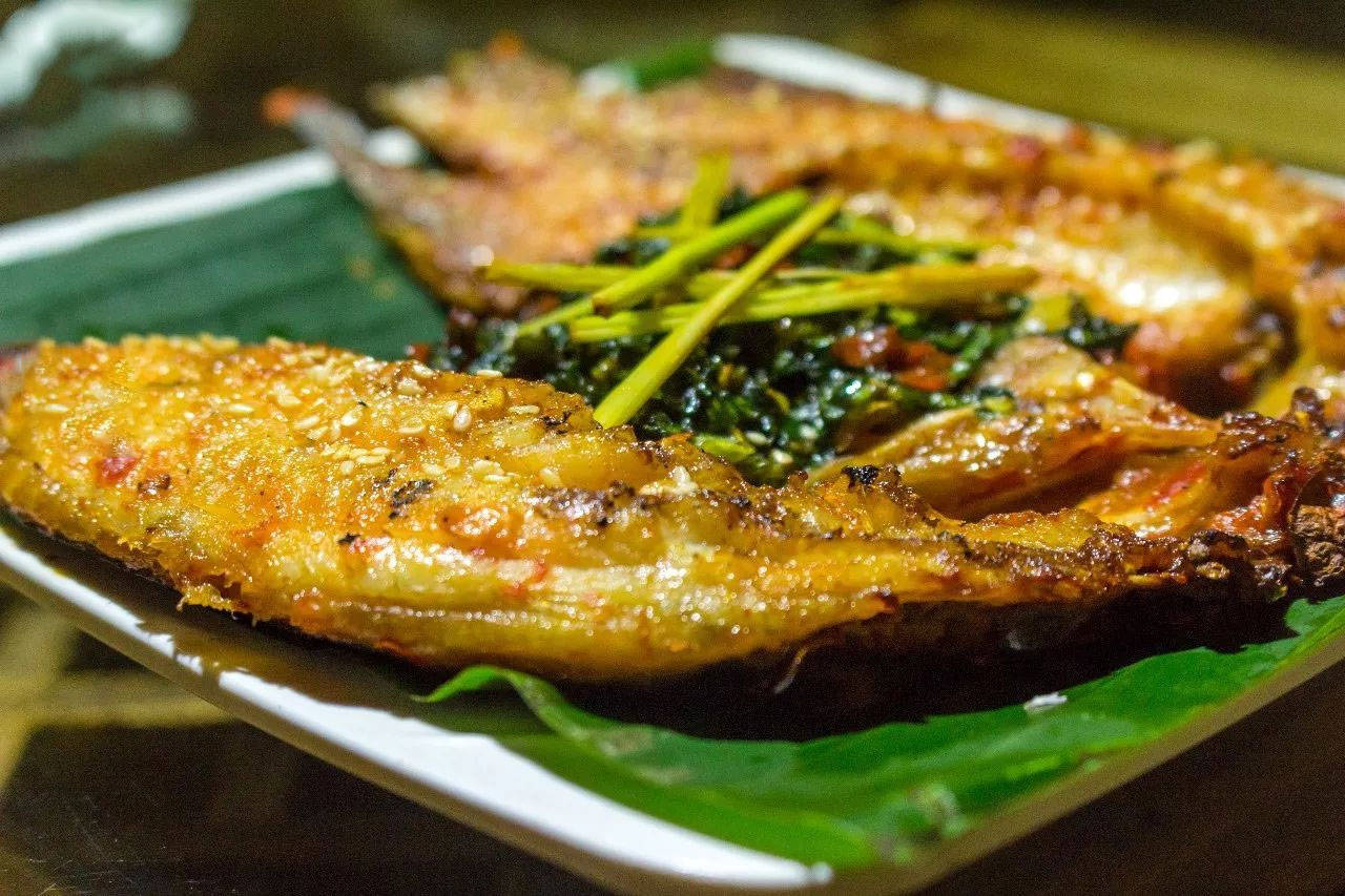 四,傣味柠檬撒准备原料:超细米线,青柠汁冰块,柠檬片,小米椒,大芫荽