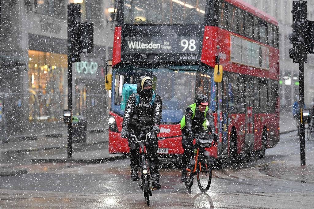 英国伦敦迎来降雪 银装素裹白茫茫一片