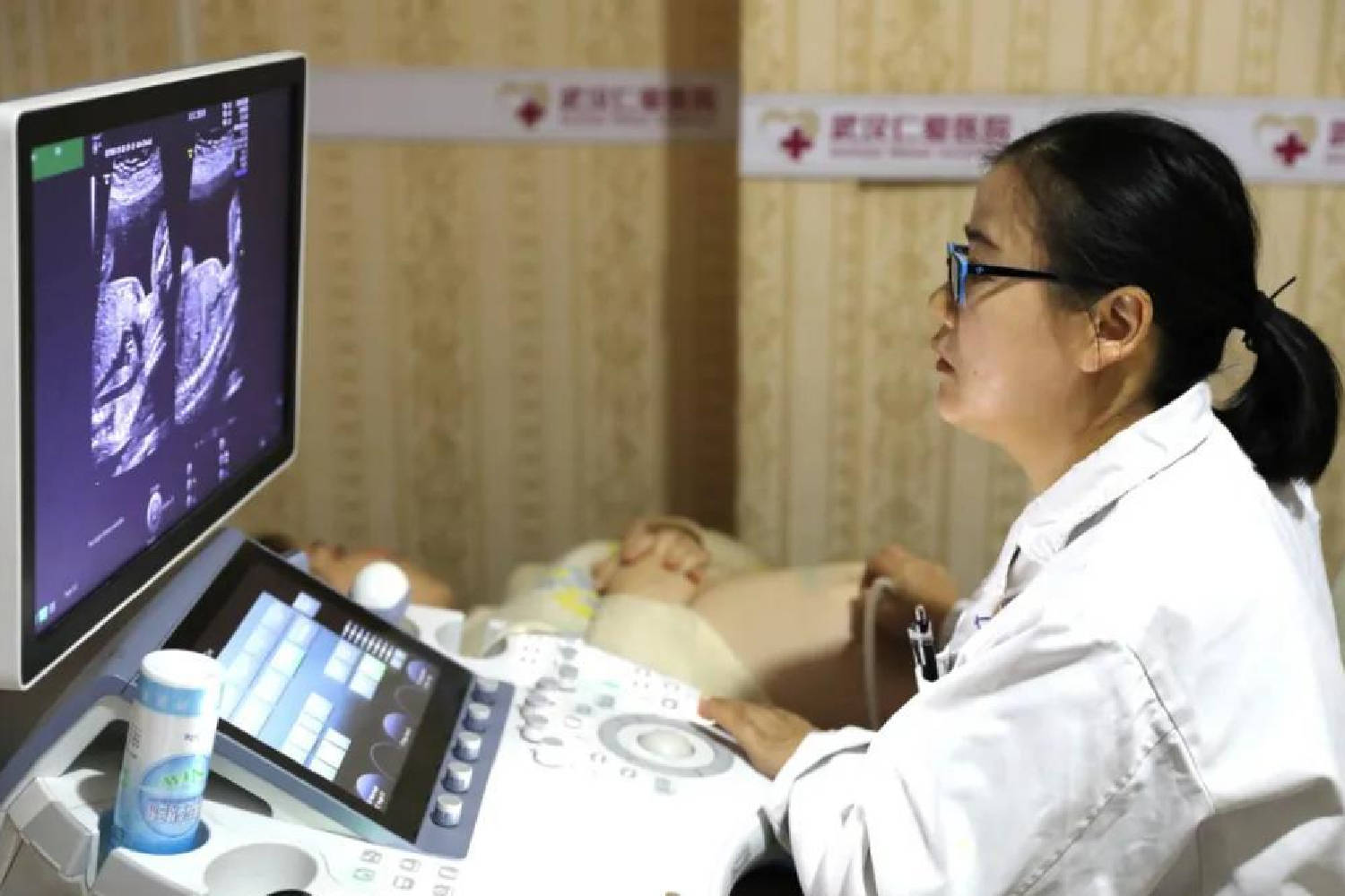 当初李亚鹏和王菲孕检时,就发现了女儿李嫣的兔唇状