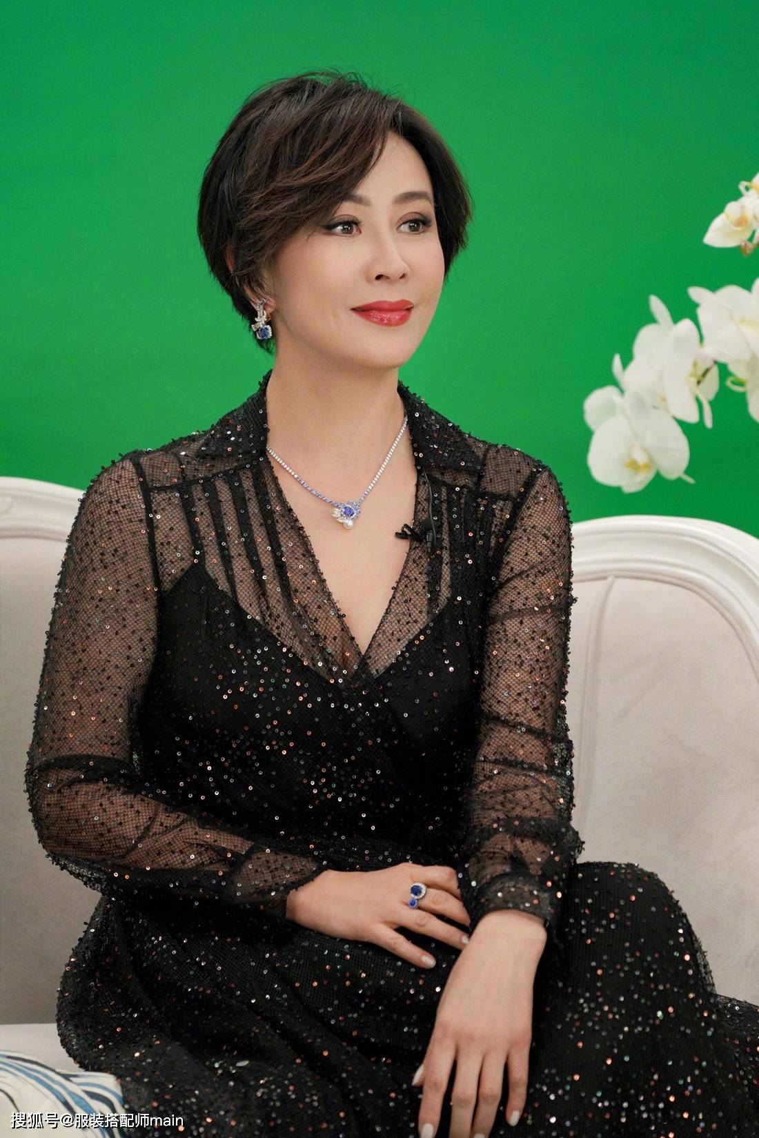 55岁刘嘉玲太精致,亮片纱裙配蓝宝石项链,这才是真正的贵妇气质_好