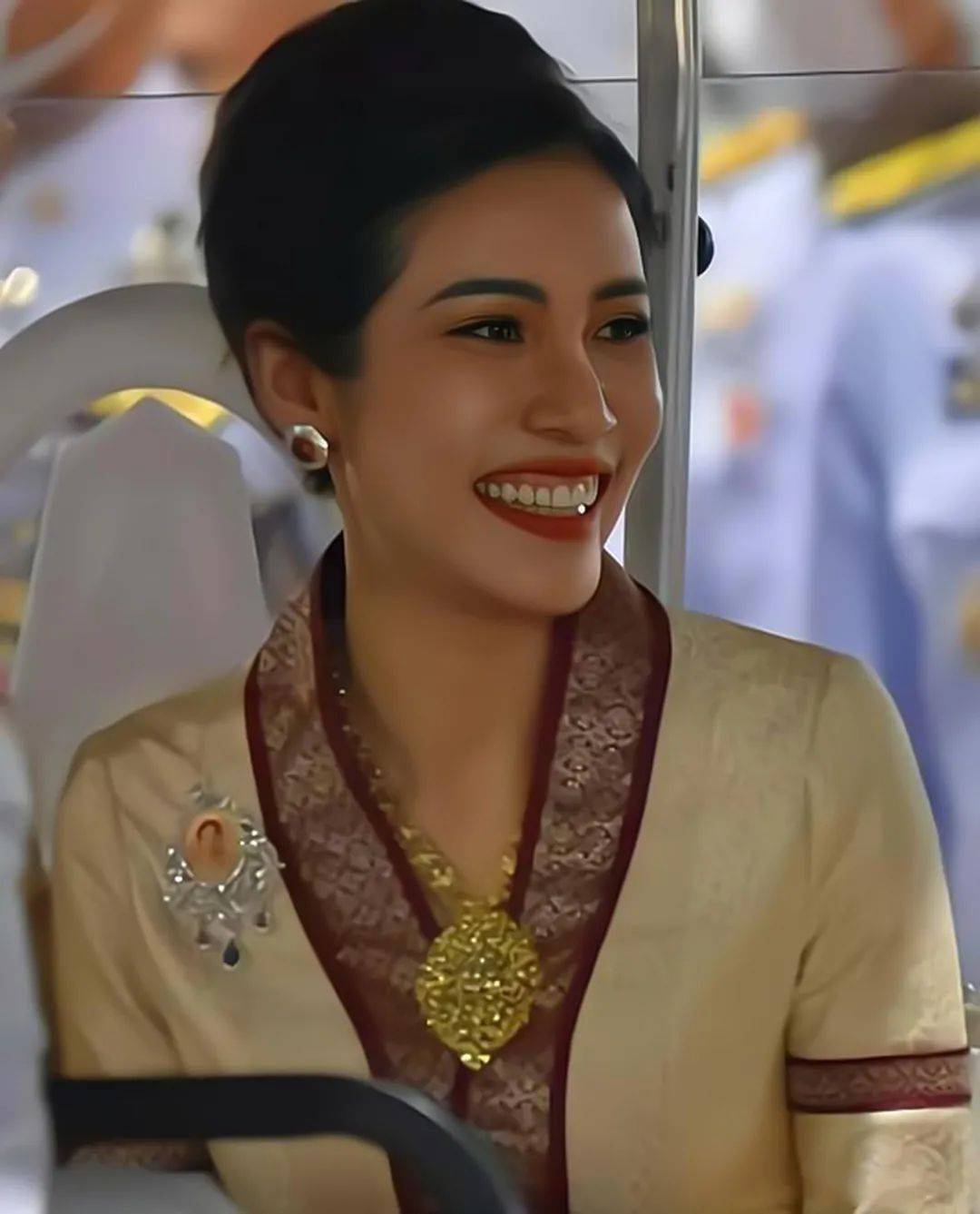 诗妮娜生日,泰王陪她穿情侣装去湄南河放生,诗妮娜