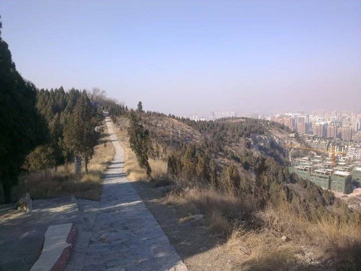 济南市区的郎茂山原名宝石山，山上果真有宝石